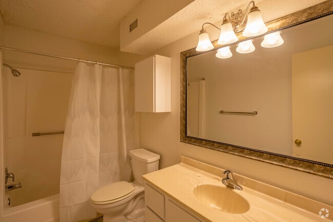 2BR, 1BA - 825SF