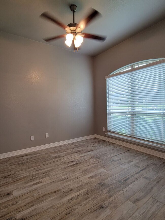 Photo - 4 BEDROOM WITH STUDY IN HERITAGE OAKS!