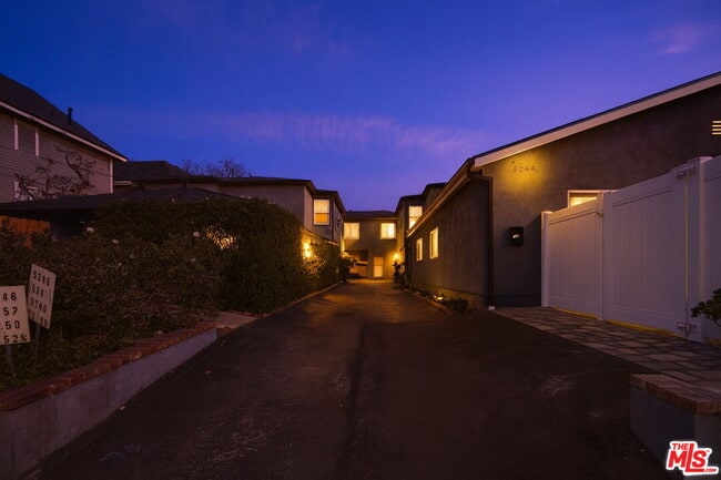 Building Photo - 5248 Whitsett Ave Unit 1/2 Rental