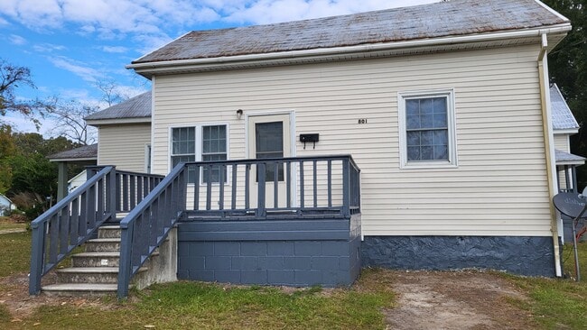 Building Photo - 801 E 6th St Unit Apt B