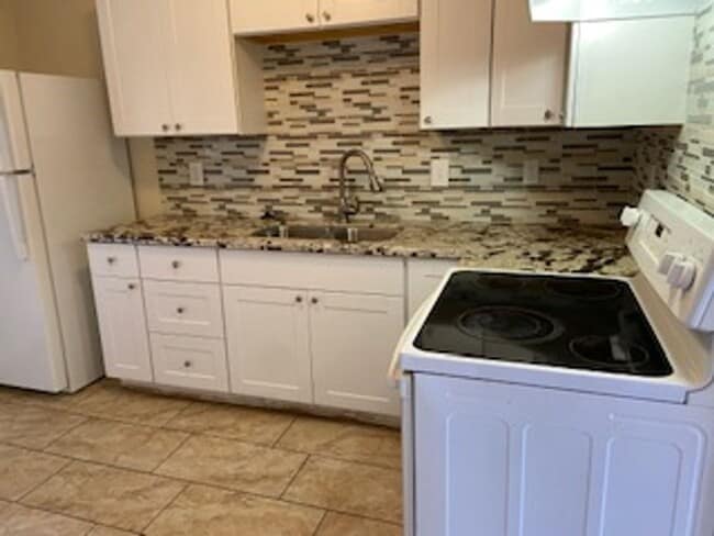 Building Photo - Midtown - Convenient Duplex - Move in Ready!