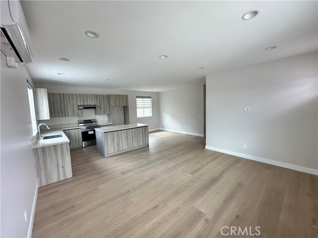 Photo - 15724 Sigman St E