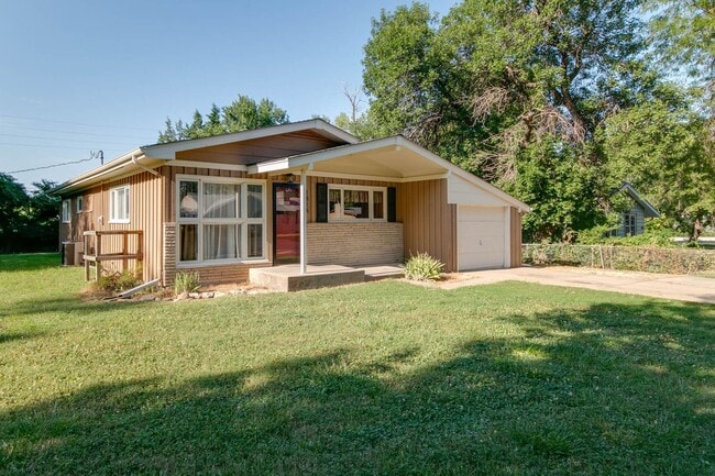 Building Photo - 1816 Elaine Dr Unit 1