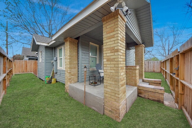 Building Photo - Historic Houston Charm with Modern Comfort Built In