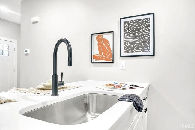 Photo - 717 S Henderson St