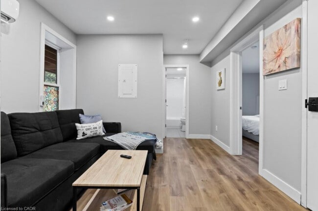 Photo - 168-168 Picton St E Unité 1