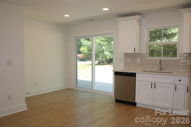 Photo - 562 W Park Ave