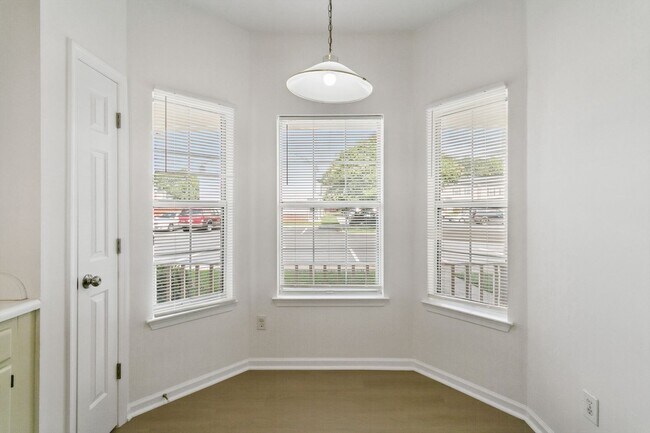 Photo - 104 Monument Ct