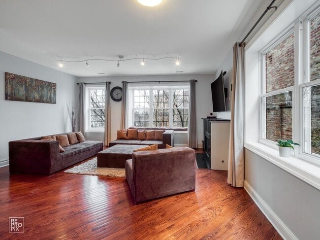 Living Room - 3610 S Ellis Ave