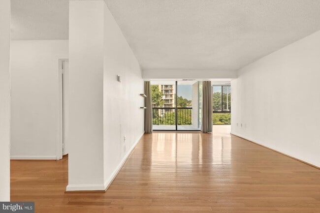 Building Photo - 4500 S Four Mile Run Dr Unit 304