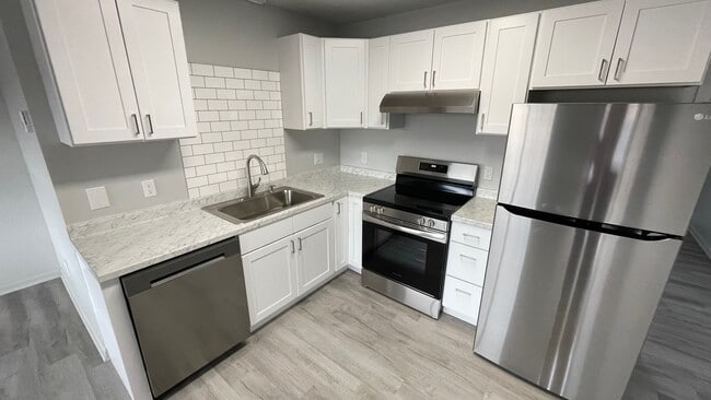 Large Kitchen with Lazy Susan - Boulevard West Apartments