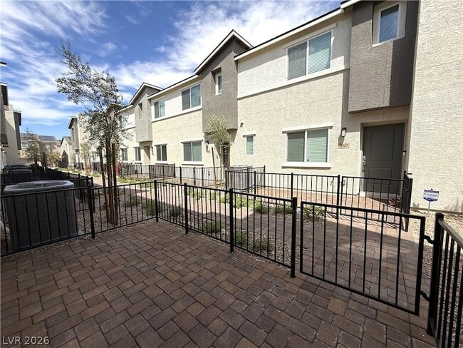 Photo - 3026 Baltic Grn St
