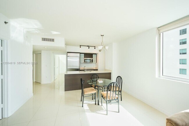 Photo - 55 SE 6th St Unidad 2210