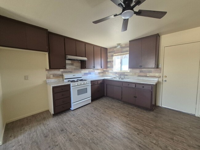 Photo - 61464-66 Desert Air Rd Unidad Back