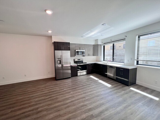 Building Photo - Large multi level 2Bd/1.5 Bth with heated ... Unit 2 Rental