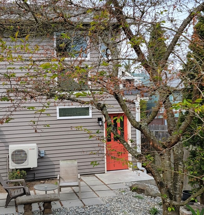 Patio y entrada a apartamento independiente con patio. - 336 N 73rd St Unidad 338