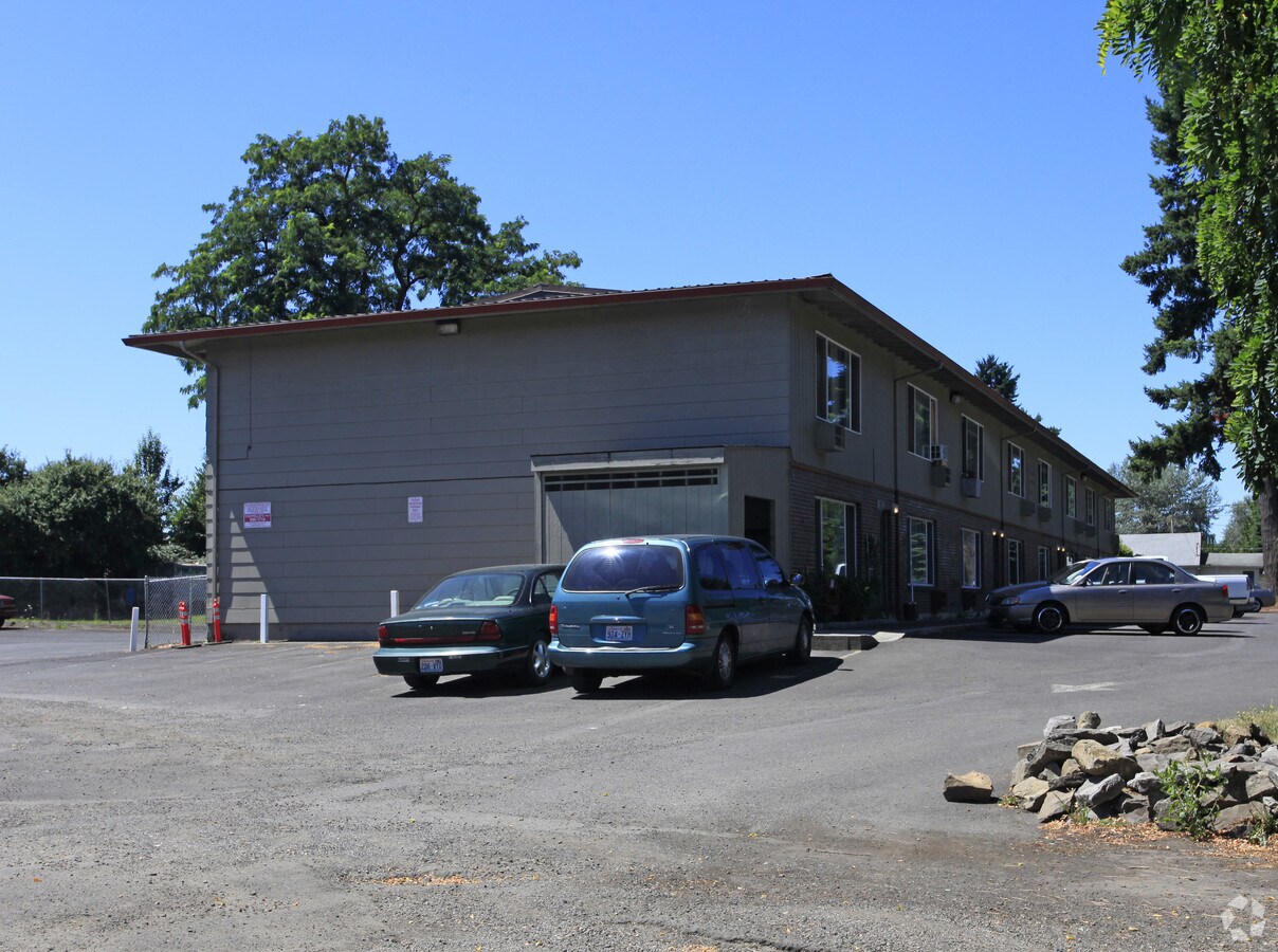 Photo - Plainsmen Apartments