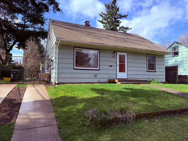 Building Photo - 3 Bedroom/1 Bath Bungalow in Woodstock neighborhood