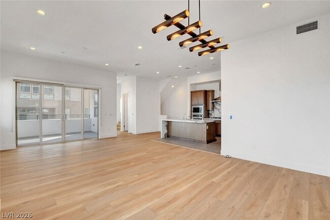 Photo - 670 Grey Saker St