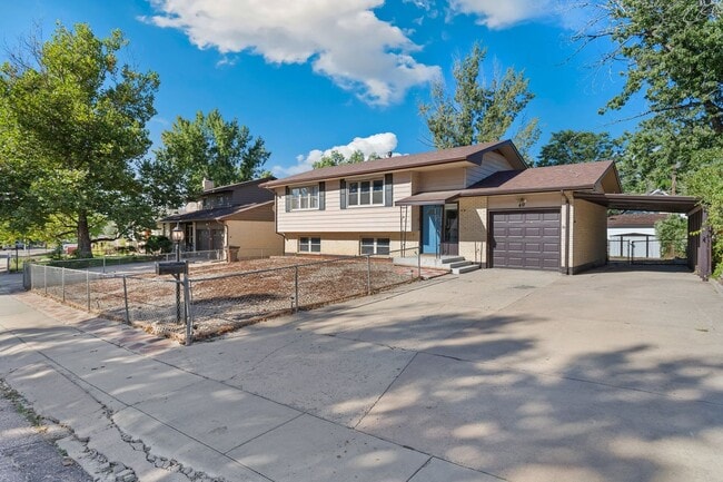 Building Photo - 4 Bed 2 Bath Near Fort Carson!