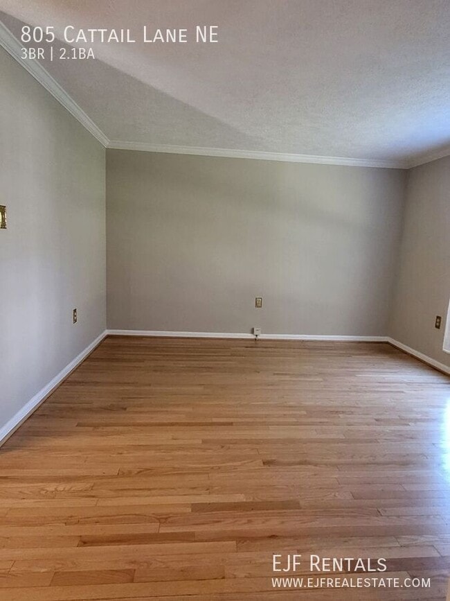 Photo - 805 Cattail Ln NE