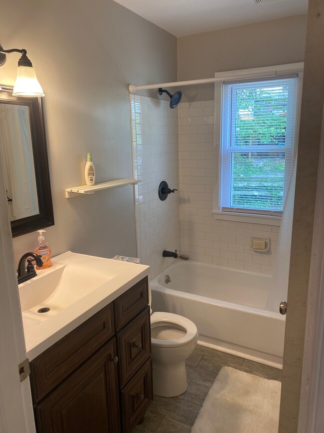 Photo - 1122 Forest Hills Ave Unit A