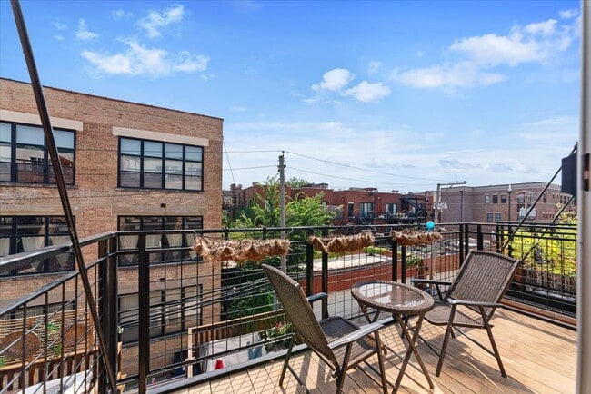Building Photo - 2333 W Saint Paul Ave Unit 315 Rental