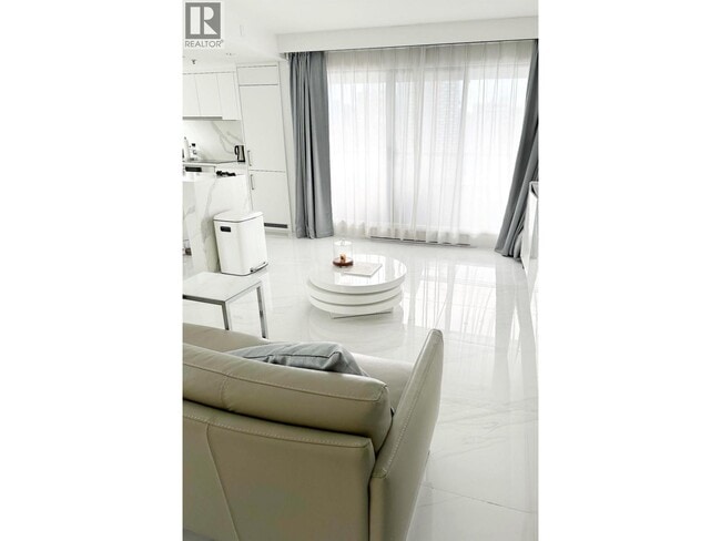 Photo - 1060 Alberni St