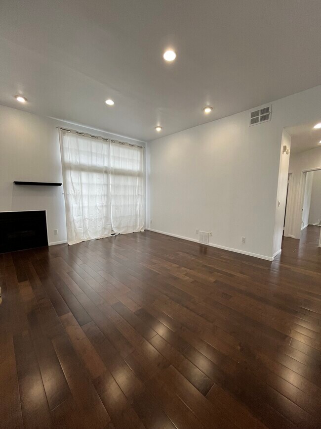 Building Photo - 860 S Lucerne Blvd Unit 305 Rental