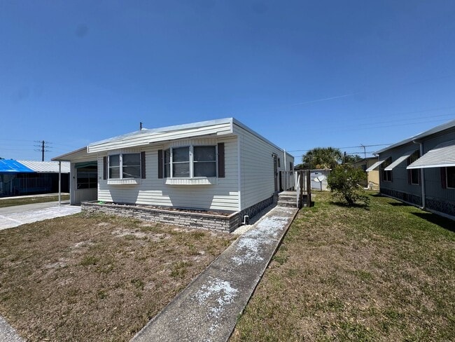 Photo - Spacious 2 Bedroom Mobile Home for Rent in Fairlane Acres – Bradenton, FL