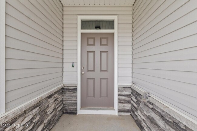 Photo - 570 Tullimore Ln