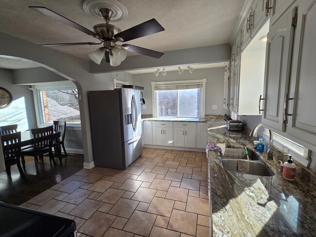 Cocina de tamaño completo con encimeras de granito envolventes. - 316 S 82nd St