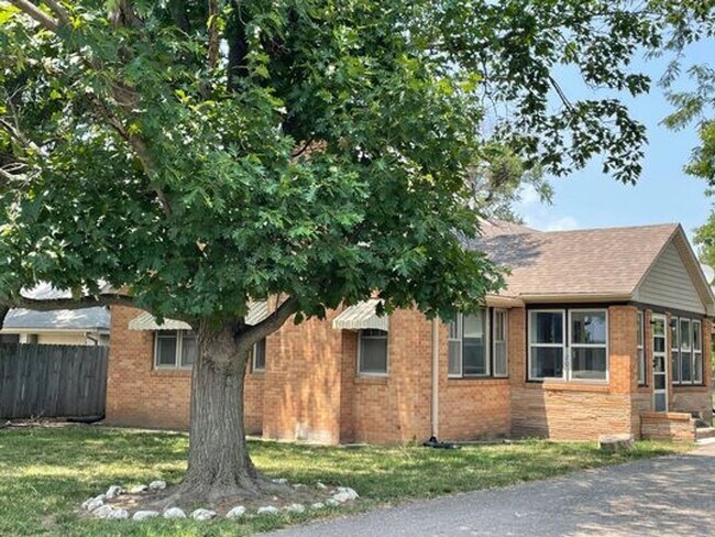 Building Photo - 3 bed 2 bath home