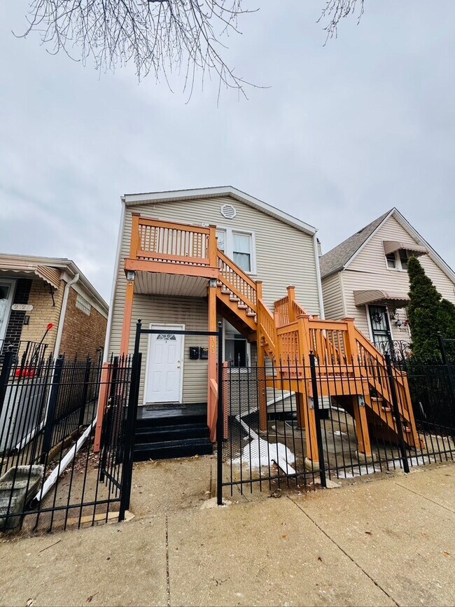 Building Photo - 2123 N Mango Ave Unit 1