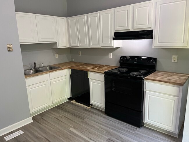 Photo - 901 Marlborough Rd