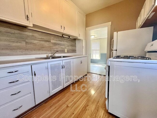 Photo - 325 E Washington St