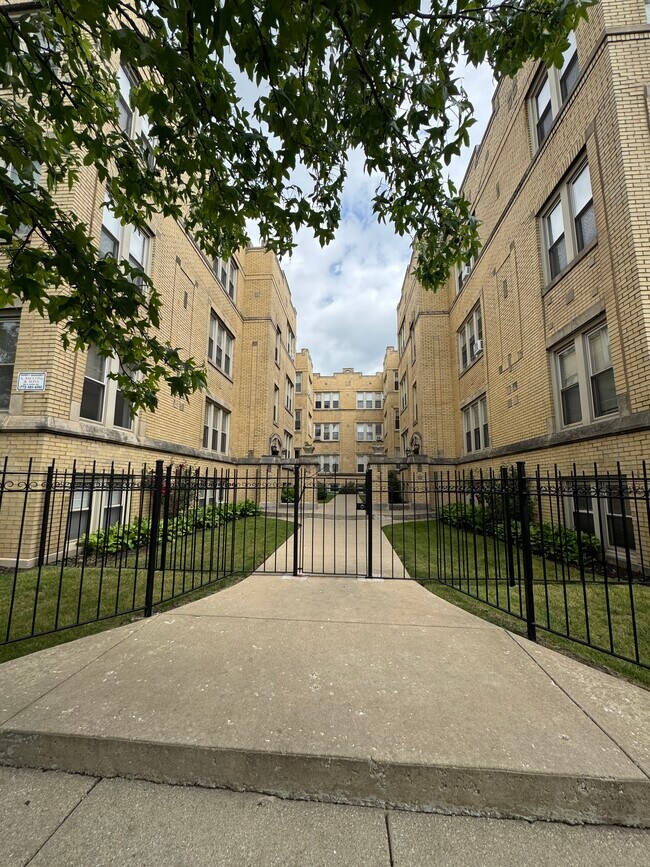 Photo - 4836 W Belle Plaine Ave
