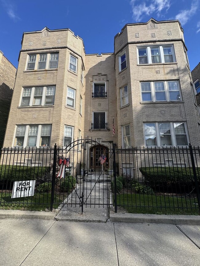 Building Photo - 6231 N Francisco Ave Unit 2S