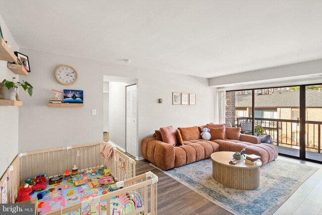 Building Photo - 9728 Kingsbridge Dr Unit 302