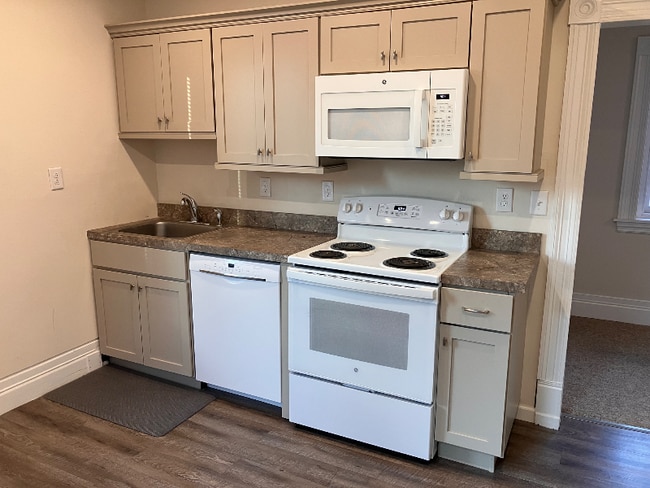 Building Photo - 613 Main St