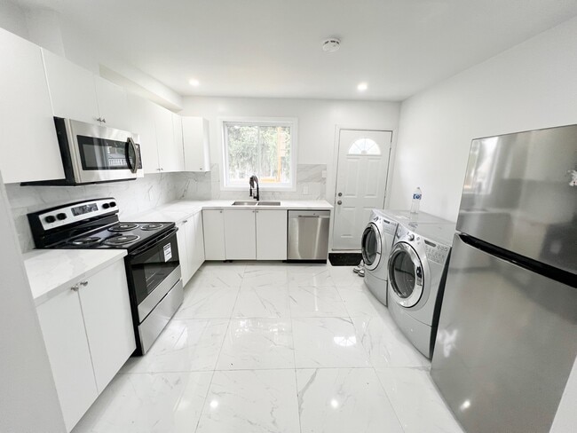 Building Photo - 98 Innisfil St Unit 1