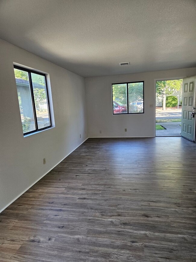 Photo - 605 SE 8th St
