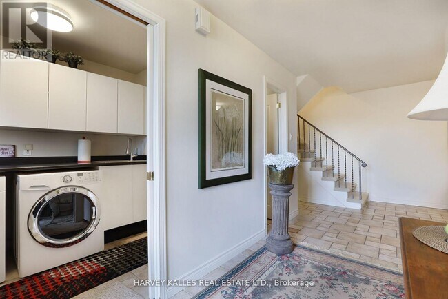 Photo - 18 La Rose Ave