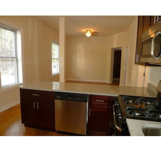 Building Photo - 1645 W Waveland Ave Unit 1645-2