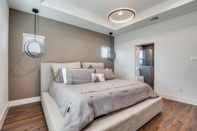 Photo - 324 S Main St