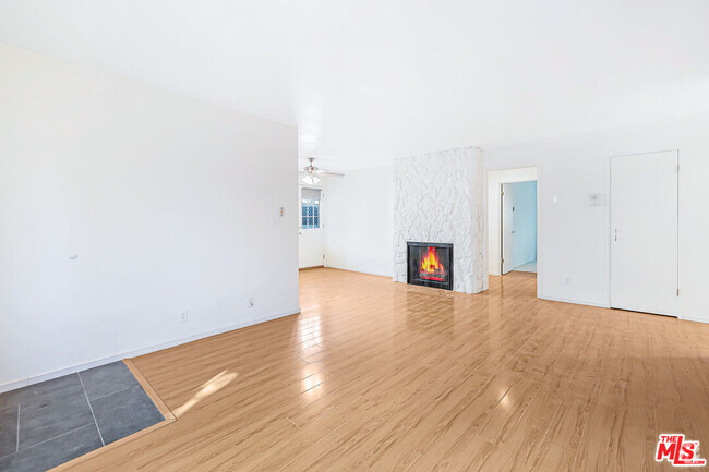 Building Photo - 837 7th St Unit 105 Rental