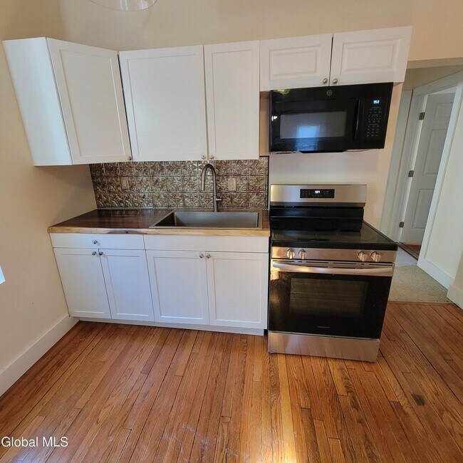 Photo - 762 Eastern Ave