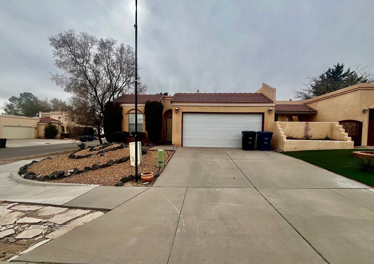 COMING SOON! Furnished 3 bedroom 2 bath Townhouse in a Great Location! - COMING SOON! Furnished 3 bedroom 2 bath Townhouse in a Great Location!