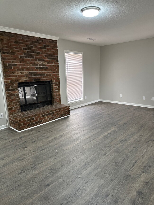 Photo - 643 Walker Rd