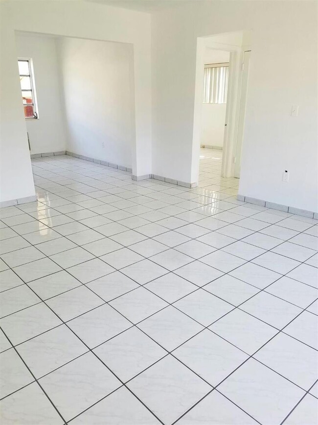 Photo - 631 SW 11th St Unidad 1